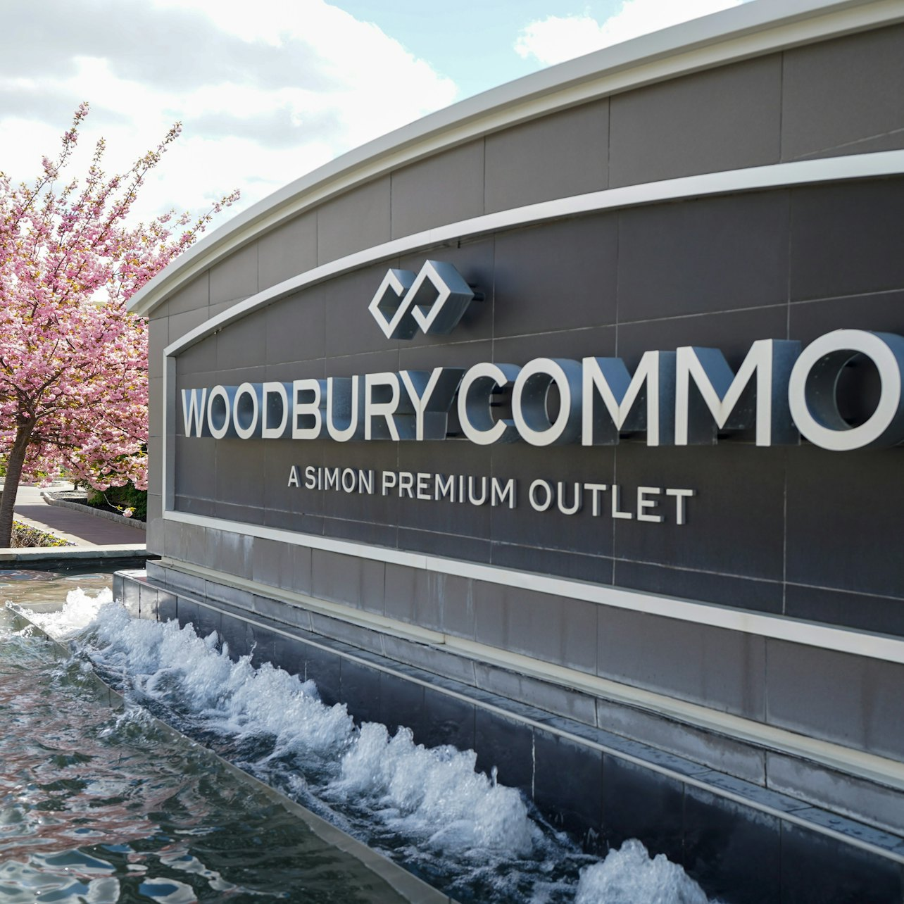 Woodbury Common Premium Outlets Shopping Tour from Manhattan - Photo 1 of 7